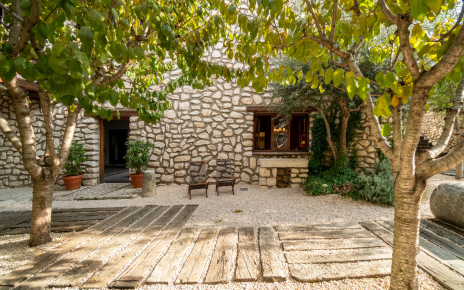 Salón de verano visto desde el patio